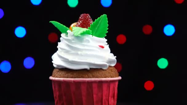 Erdbeer-Cupcakes mit süßen Erdbeeren verziert rotiert schnell auf hellem Hintergrund — Stockvideo