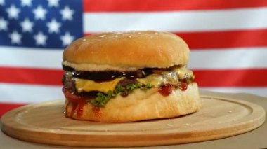 Taze sulu burger hızlı Abd bayrağı arka plan üzerinde dönüyor.