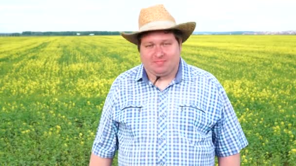 Agricoltore in piedi sul campo e scuotendo la testa, dice di sì, nel campo in una giornata di sole — Video Stock