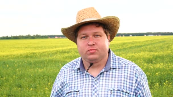 Retrato de um agricultor em frente ao seu campo — Vídeo de Stock