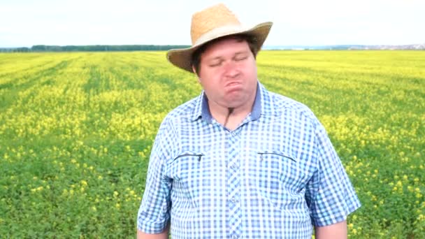 Farmář stojící v terénu a vrtěl hlavou, říká ne, na poli za slunečného dne — Stock video