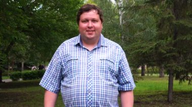 Parkta damalı gömlek mutlu bir şişman adam Portresi