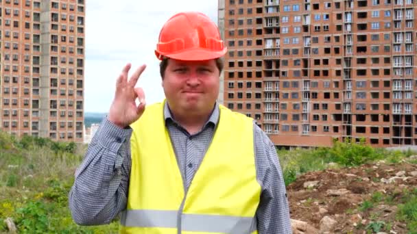 Maschio costruttore caposquadra, operaio o architetto sul cantiere mostrando gesto ok mentre sorride alla fotocamera — Video Stock