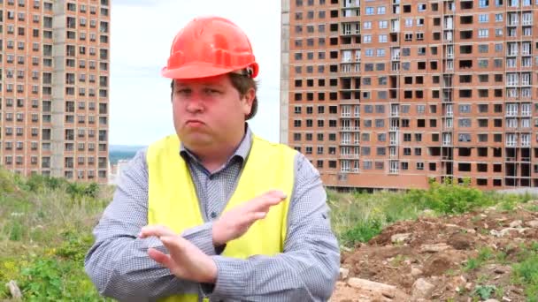 Hombre constructor capataz, trabajador o arquitecto en la obra de construcción mostrando gesto de la mano que deja de cruzar los brazos — Vídeo de stock