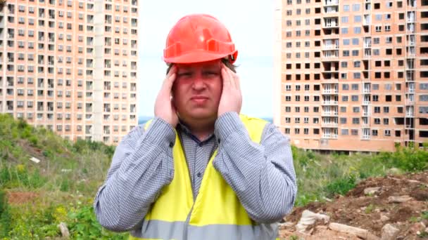 Férfi építő művezető, munkavállaló vagy építész az építkezésen építési telek aggódik, és a stressz, fejfájás koncepció — Stock videók