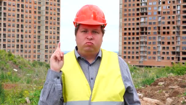 Férfi építő művezető, munkavállaló vagy építész az építkezésen épület helyén nem ért egyet integetett az ujját — Stock videók