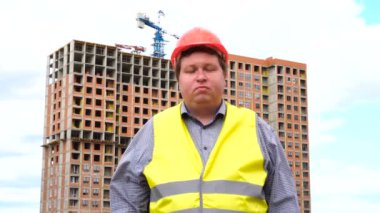 Genç inşaatçı evet diyor. Başını sallayarak. İşçi Evet diyor, yani evet. Şantiye