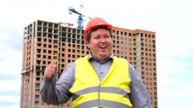 Mutlu inşaatçı işçi veya mimar yüz ifadesi. Wow, inşaat şantiyede neşeli adam duygu