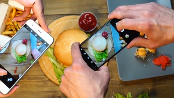 Друзья используют смартфоны, чтобы фотографировать еду — стоковое видео