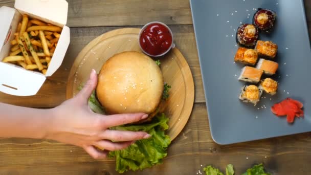Visão superior de mãos femininas leva batatas fritas com molho no café — Vídeo de Stock