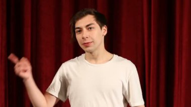 Kırmızı perde arka plan genç adam görüşmeler