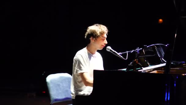 Bonito homem tocando piano e cantando — Vídeo de Stock