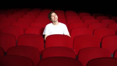 Boş sinema salonunda ya da tiyatroda tek başına oturan adam