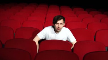 Boş sinema salonunda ya da tiyatroda tek başına oturan adam