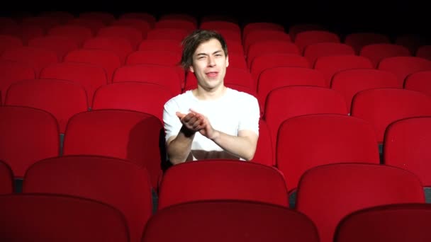 Man sitter ensam och klappar i tomma Cinema Hall eller teater — Stockvideo