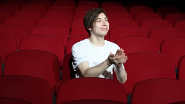 Uomo seduto da solo e applaudire in sala cinema vuota o teatro — Video Stock