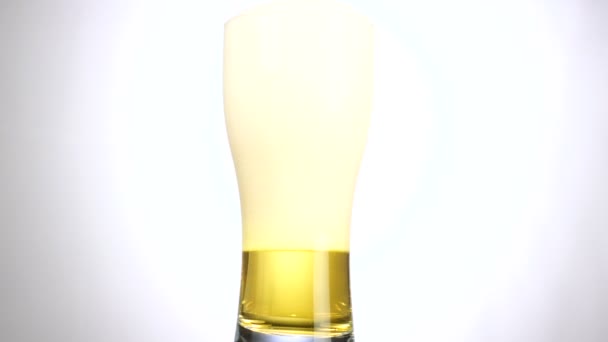 가벼운 맥주 클로즈업. 흰색 배경 위에 회전 매트 흰색 배경에 고립 차가운 빛 맥주의 파인트. — 비디오