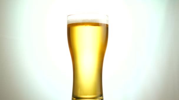 Склянка пива повільно крутиться навколо своєї осі — стокове відео