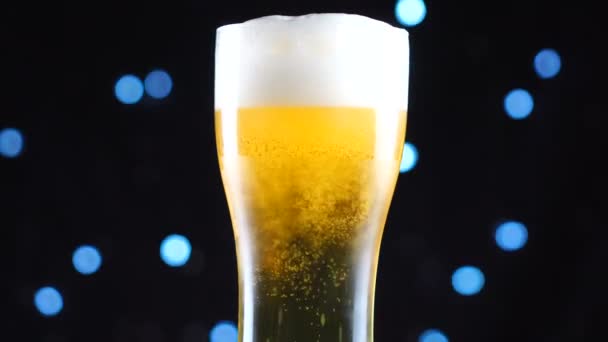 Light Beer close-up. Caneca de cerveja leve fria isolada sobre fundo preto fosco, rotação — Vídeo de Stock