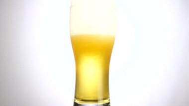 Bira bardağı yavaşça kendi ekseni etrafında döner