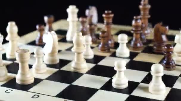 Schachfiguren liegen auf dem Schachbrett verteilt. Vorstand dreht sich um hundertachtzig Grad — Stockvideo