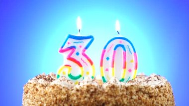 Yanan doğum günü mumlu doğum günü pastası. 30 numara. Arka plan renk değiştirir