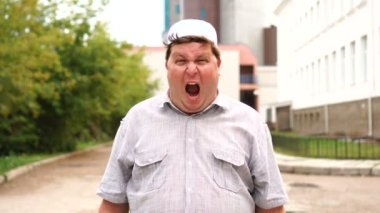 Şehirde genç Müslüman adam panik içinde çığlık atıyor