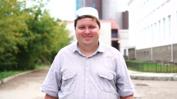 Ung muslimsk man i staden leende och tittar på kamera — Stockvideo