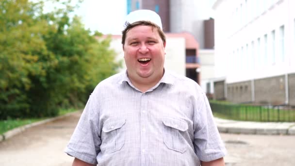 Jonge moslim man in de stad lachend — Stockvideo