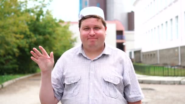 彼の手を振って敬礼する都市の若いイスラム教徒の男性 — ストック動画