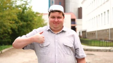 Mutlu komik müslüman adam göstermek görme başparmak ve iyi şanslar