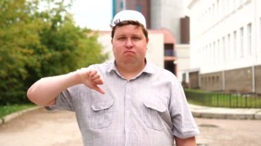 Müslüman büyük adam aşağı görme başparmak göstermek