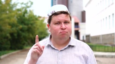 Teklif Reddeden Genç Müslüman Adamın Dış Mekan Portresi