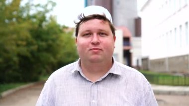 Yakışıklı Müslüman adam başını açık havada sallayarak evet diyor. Yakın çekim