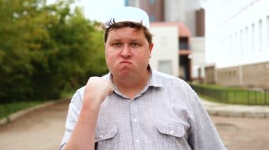 Saldırgan Müslüman adam rahatsız ve bir yumruk gösteriyor. Kontrolü kaybet