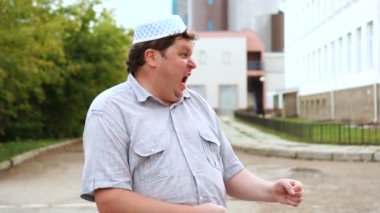 Saldırgan Müslüman adam parmak tabancası veya parmak tüfek ile çekim kılığında poz