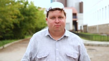 Şehirde dans genç Müslüman adam