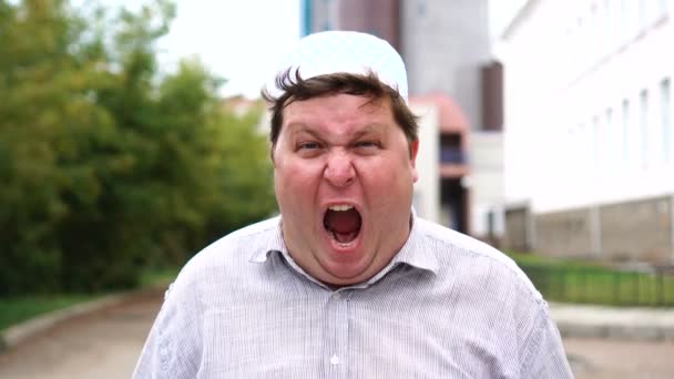 Przystojny muzułmański człowiek w miasto krzyczeć w wściekłość — Wideo stockowe