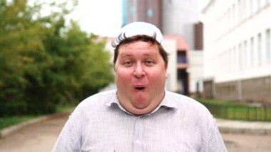 Inanılmaz duygu ile şehirde Yakışıklı mutlu şişman Müslüman adam. Şaşırttı, vay, genç adam tarafından şok duygu