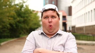 Şehirde zevk yüzü ile Yakışıklı heyecanlı Müslüman adam