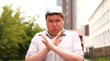 Dur işareti gösteren genç Müslüman adamın portresi, sevmemek, jesti reddetme, katılmıyorum işareti, el geçiş