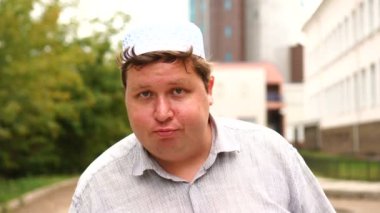 Şehirde sağlıksız Müslüman adam kötü hissediyor