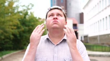 Açık havada dua eden genç müslüman adam, Ramazan bayramı konsepti, Allah'tan bereket