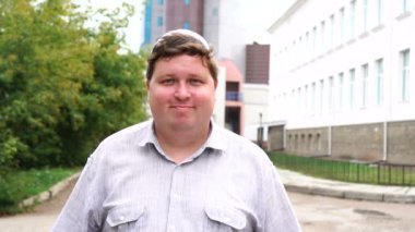 Kameraya bakan çekici genç Müslüman işadamının portresi