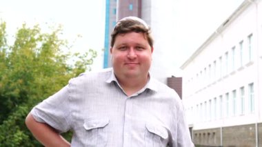 Kameraya bakan çekici genç Müslüman işadamının portresi