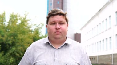 Şehirde yürüyen yakışıklı müslüman adam