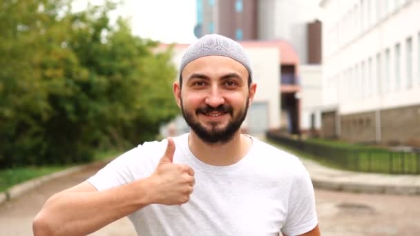 Yakışıklı mutlu sakallı Müslüman adam kamera başparmak gösteren — Stok video