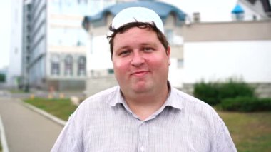 Şehirde Müslüman bir adamın portresi. Yakın çekim