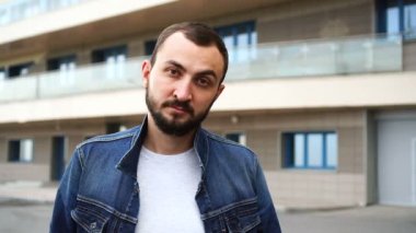 Kot ceket açık havada yakışıklı genç adam