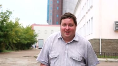 Açık havada koşarken gülümseyen motive mutlu genç adam Ön görünümü